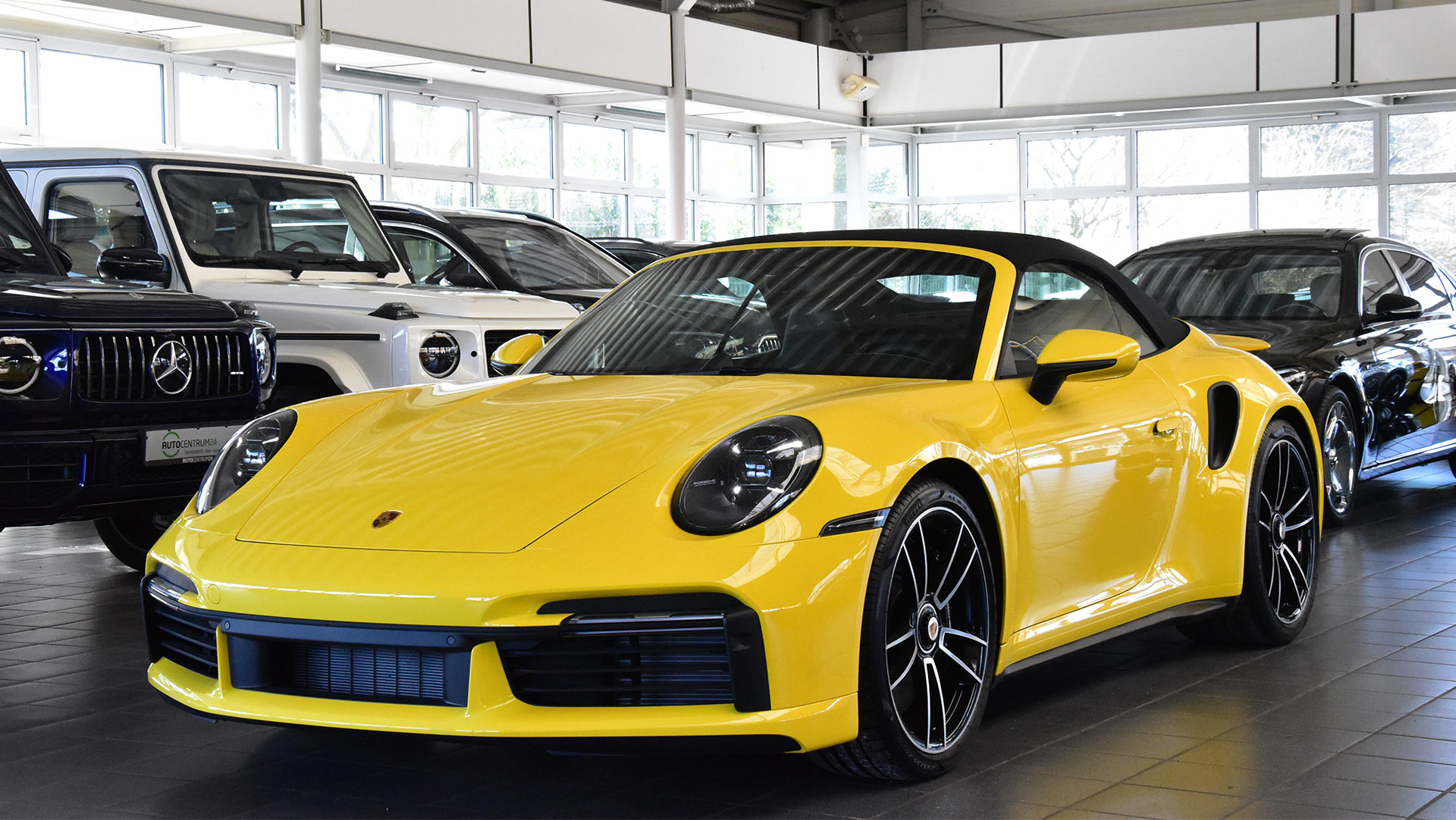 gelber Porsche im Ausstellungsraum des Autocentrum24